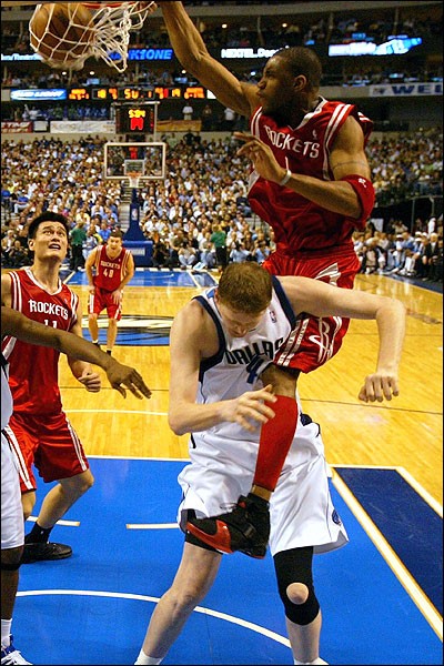 Kobe Bryant Dunking Pictures. Kobe dunk